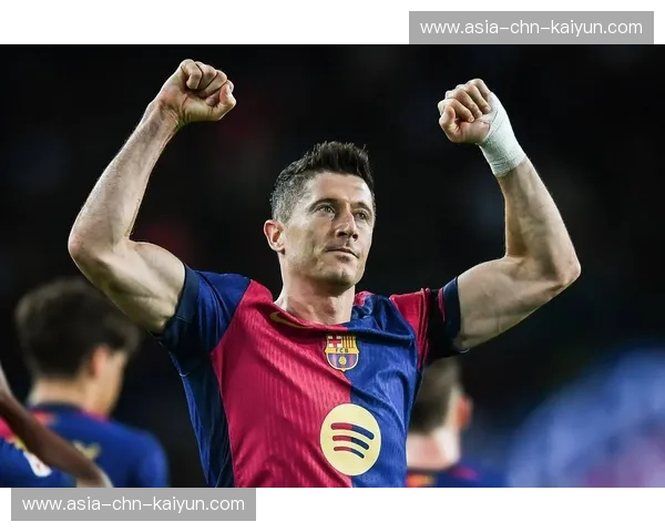 老将莱万经验赋能年轻阵容巴萨更衣室领袖作用凸显
