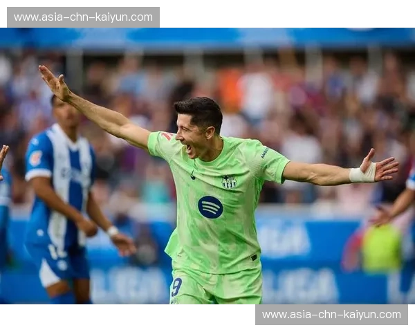 莱万因轻伤缺席巴萨合练，能否出战周末联赛存疑。