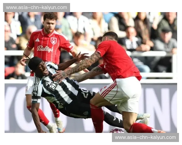 诺丁汉森林后卫内科-威廉斯手球直红，成英超三年来首例